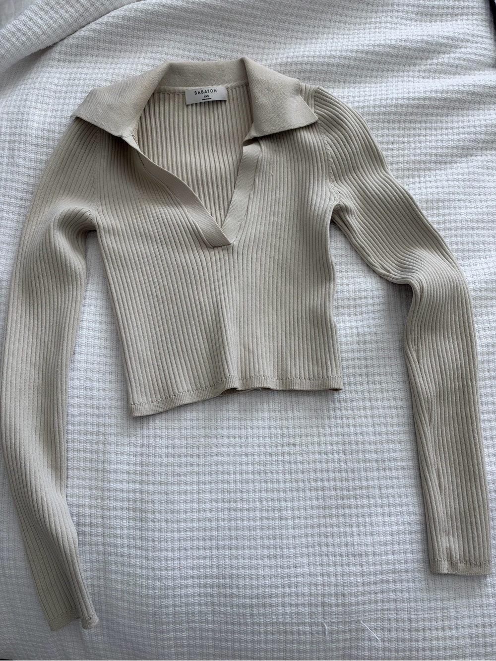 Babaton Sand Ribbed V‑Neck Long Sleeve Crop Top - 2XS